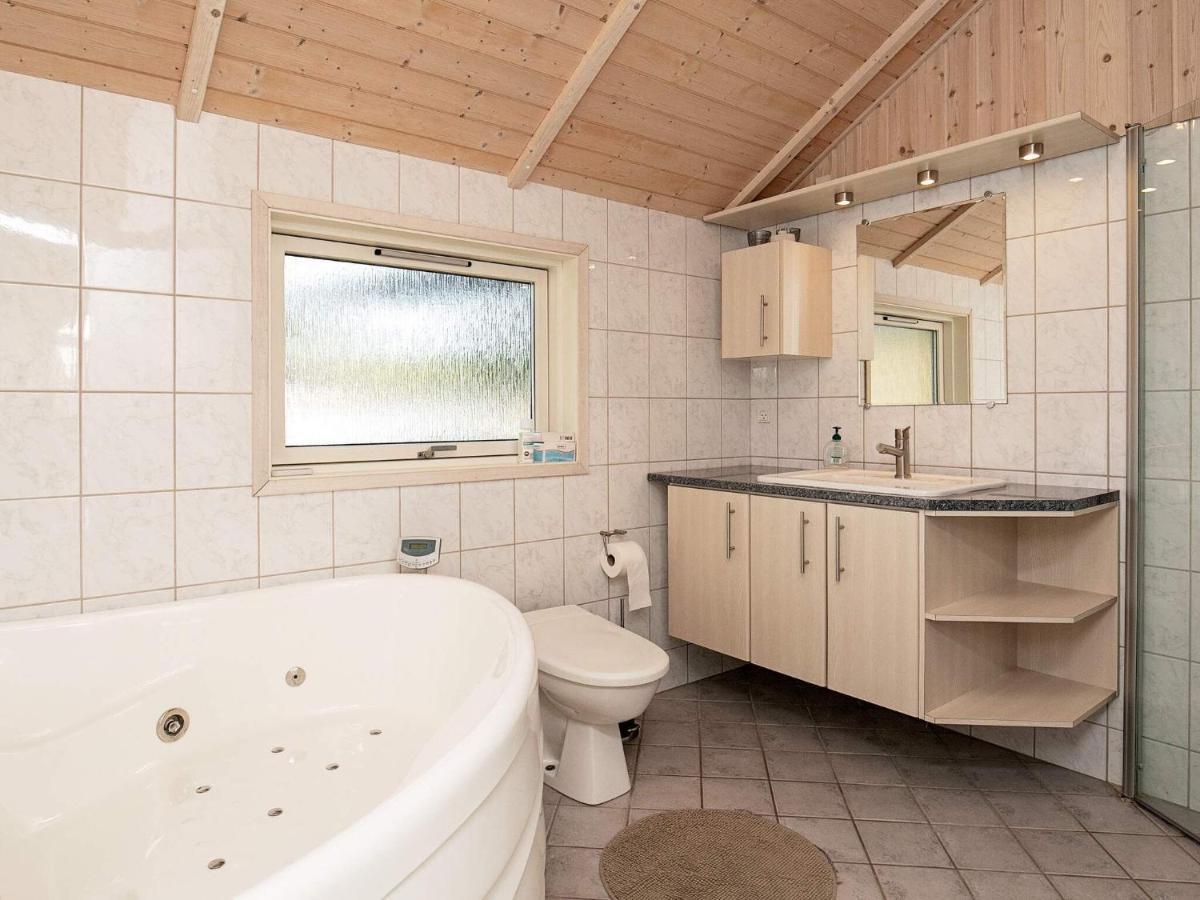 Three-Bedroom Holiday Home In Rodby 38 Kramnitse Exteriör bild
